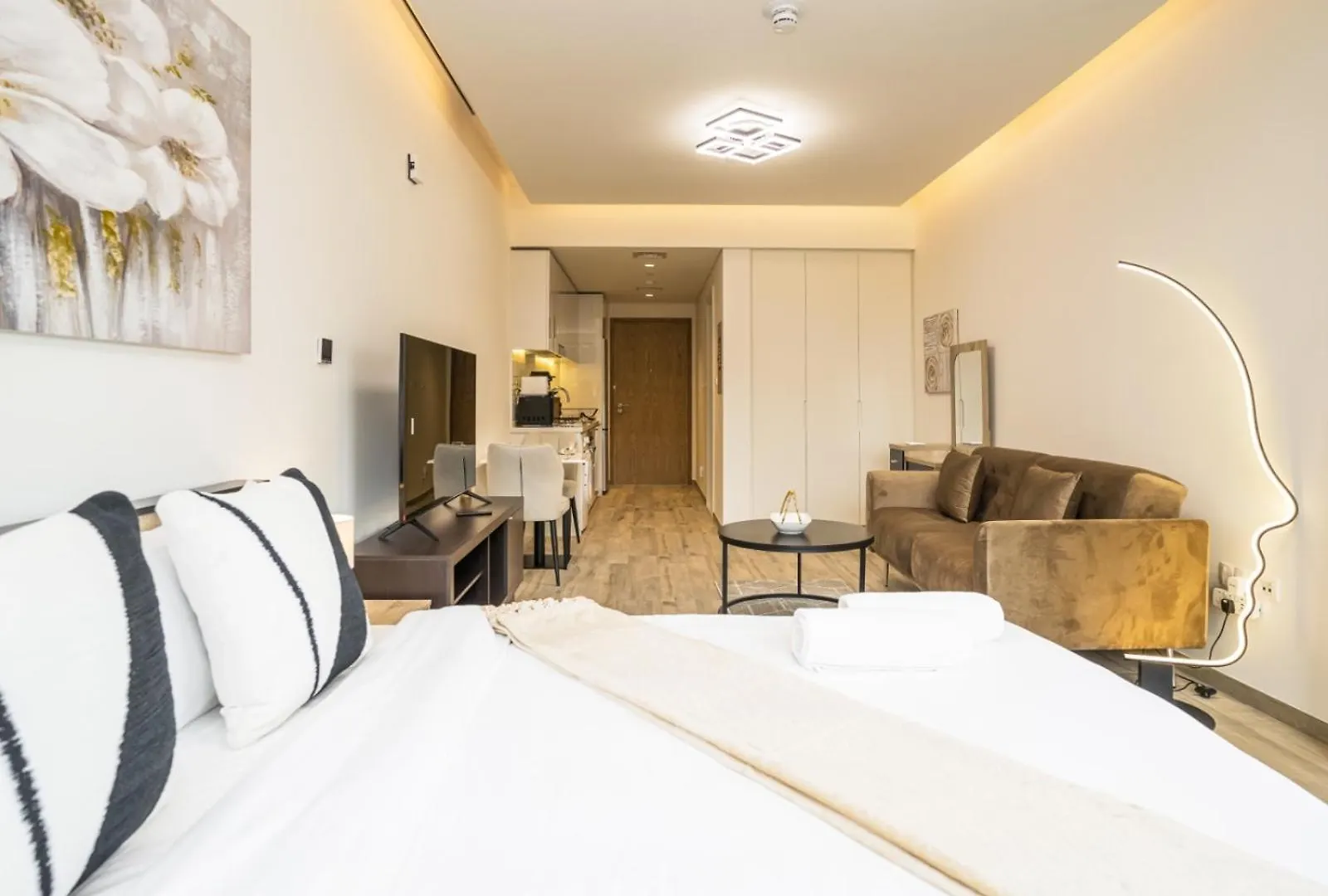 Ahad Residents - Cozy Studio Near Downtown Dubai
